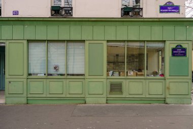 03 / 03 / 2023 - tipik Paris mağazası, Fransız butik cephesi, modle de trade