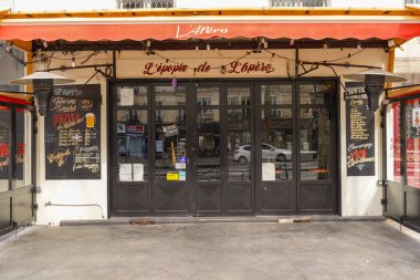 03 / 03 / 2023 - tipik Paris mağazası, Fransız butik cephesi, modle de trade