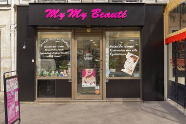 03 / 03 / 2023 - tipik Paris mağazası, Fransız butik cephesi, modle de trade