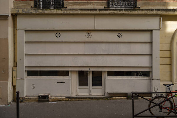 03/03/2023 - typical parisian storefront , french boutique facade , modle de commerce