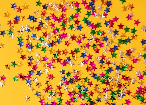 Muster Aus Sternen Konfetti Auf Gelbem Hintergrund Flaches Lagekonzept Teilzeit — Stockfoto