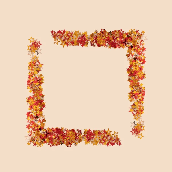 Çok renkli yıldızlarla yapılmış yaratıcı bir Noel çerçevesi. Düz yatıyordu. Yeni yıl konsepti.