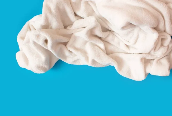 Mavi arka planda yumuşak beyaz yünlü bulut. Düz yatıyordu. Hava konsepti.