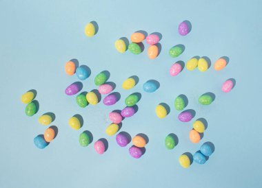 Mavi arka planda renkli Paskalya yumurtaları. Paskalya yaratıcı konsepti. Düz yatıyordu.