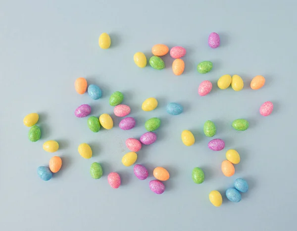 Mavi arka planda renkli Paskalya yumurtaları. Paskalya yaratıcı konsepti. Düz yatıyordu.