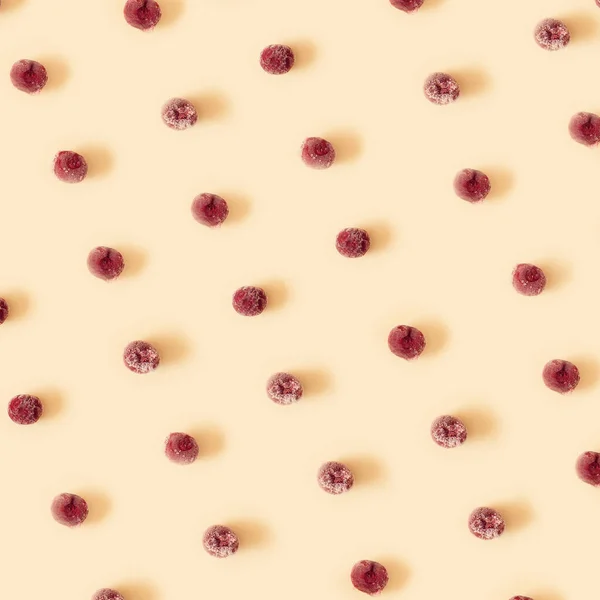 樱桃的图案 扁平的樱桃躺在米色的背景上 — 图库照片