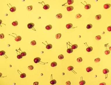 Kiraz deseni. Sarı bir arka plan üzerinde kiraz düz yatıyordu. Üstte görüntü