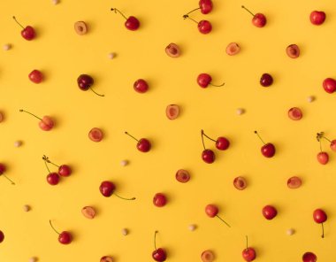 Kiraz deseni. Sarı bir arka plan üzerinde kiraz düz yatıyordu. Üstte görüntü