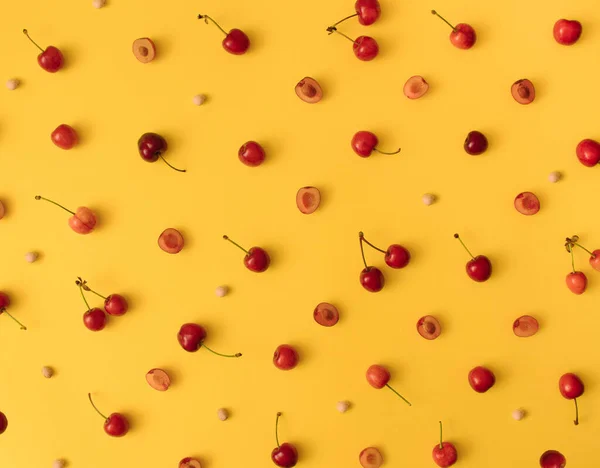 Kiraz deseni. Sarı bir arka plan üzerinde kiraz düz yatıyordu. Üstte görüntü