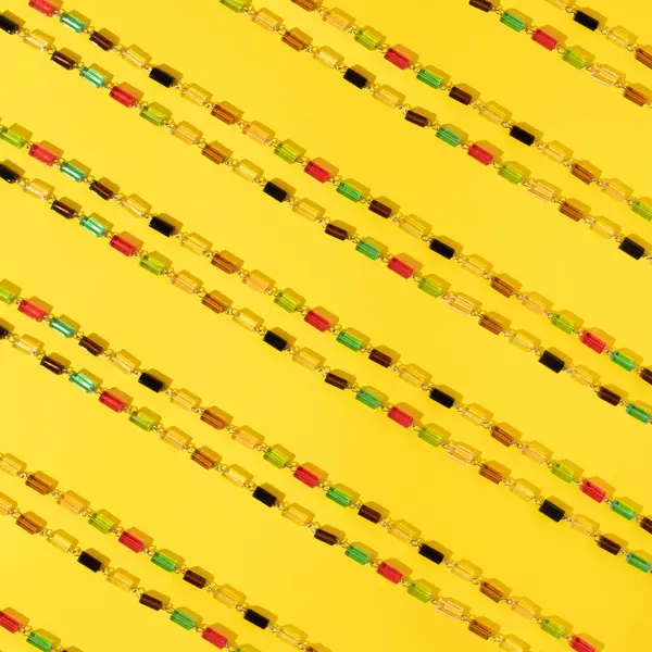 Çok renkli taş neakles deseni. Yaz kavramı. Düz yatıyordu.