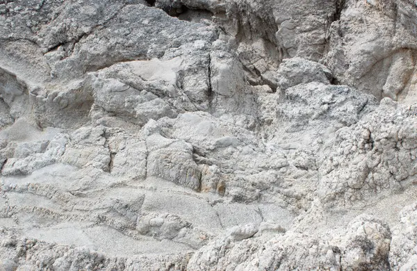 Beyaz taş deseni ve arka planı küçük mor çiçeklerle. Kaya dokusu. Tasarımcılar için soyut doku ve arkaplan