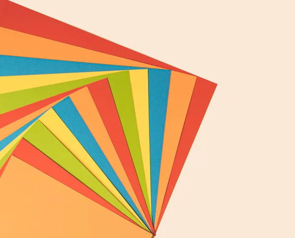 Renkli çok renkli kağıtların yukarıdaki düzeninden. Düz konum ofis kavramı.