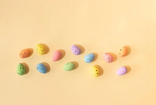 Beyaz zemin üzerinde pastel Paskalya yumurtaları olan kompozisyon. Düz yatıyordu. Pastel Paskalya yaratıcı kompozisyonu.