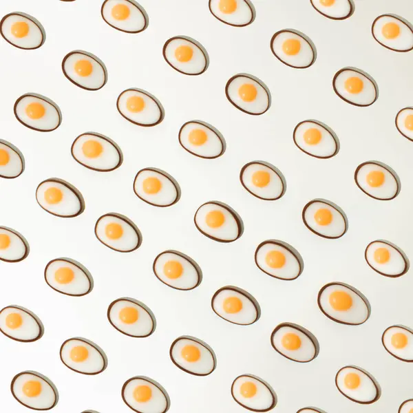 Beyaz arka planda çikolatalı yumurta deseni vardı. Üst Manzara. Kavram.