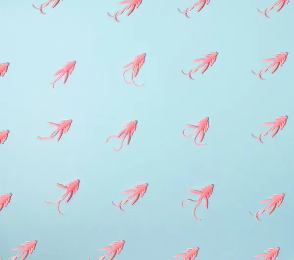 Mavi arka planda pembe böcek deseni. Pastel, doğal bir kavram. Balık yemi..