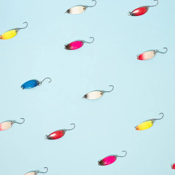 Mavi arka planda çok renkli yemlerin deseni.