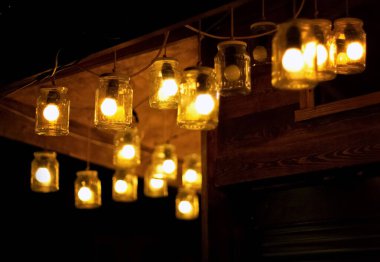 Noel pazarında kavanozlu, atmosferik sokak çelenkleri. Tatil fotoğrafları ve projeler için ideal. Canlı ve çekici, kış tatilinin neşesini ve büyüsünü yakalıyor..