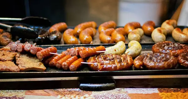 Cızırdayan ızgarada ızgara sosisler, sarmalanmış, geleneksel ve şifalı bitkilerin karışımını sergiliyorlar. Sokak yemekleri, barbekü, aşçılık gelenekleri ya da açık hava yemekleri gibi kavramlar için mükemmel.