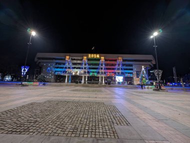 Rouse Belediyesi binasının gece manzarası