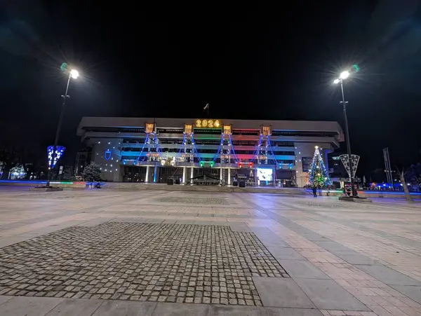 Rouse Belediyesi binasının gece manzarası
