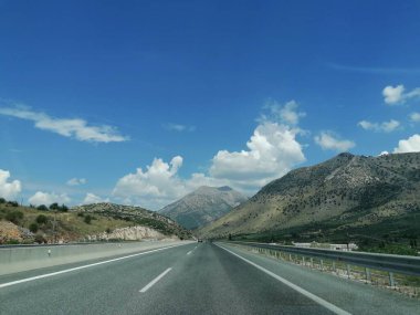 Türkiye 'nin kuzeyindeki dağlarda yol