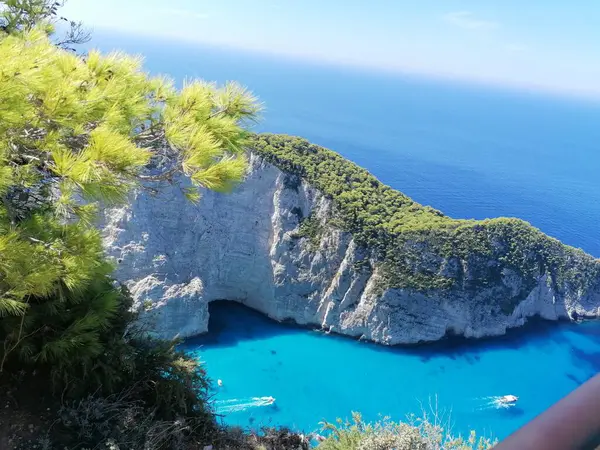 Zakynthos adasındaki mavi deniz ve mavi deniz manzarası