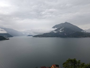 İtalya 'da göl, dağlar ve bulutlar