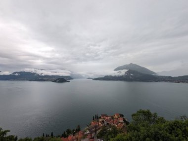 Lombardy 'deki güzel göl manzarası.