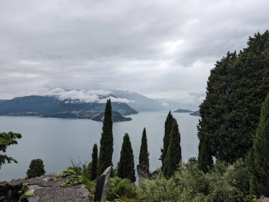 Dağlardaki gölün güzel manzarası