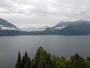 Dağlardaki gölün güzel manzarası