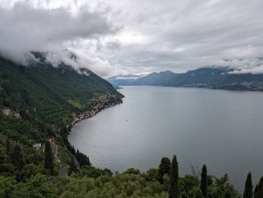 Dağlardaki göl manzarası