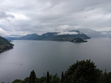 Dağlardaki güzel göl