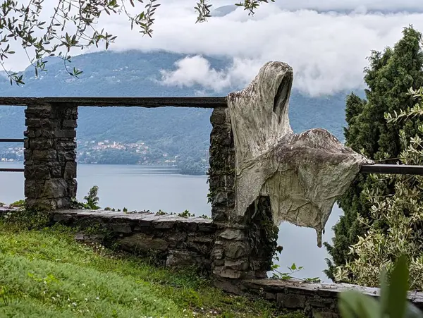 Maggiore Gölü manzarası, İtalya