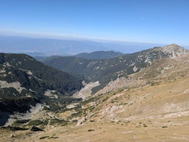 İnanılmaz dağ manzarası ve rila zirvesinden göller, bulgaria
