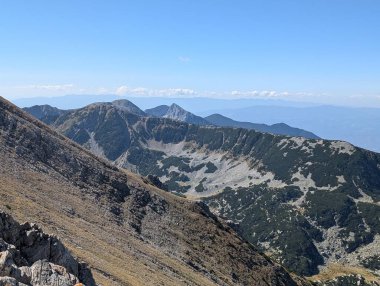 Yüksek Tatra dağlarındaki dağın zirvesine bak.