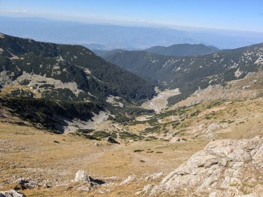Pirinç Dağı 'nın muhteşem manzarası Pirbanderitsa Gölü, Bulgaria