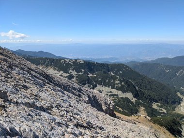 Dağları ve dağları olan güzel bir manzara
