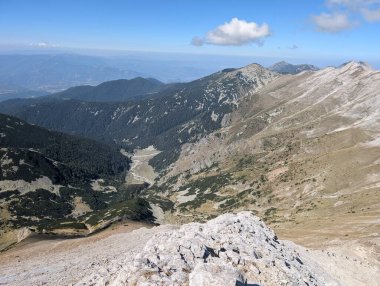 Yaz mevsiminde dağların güzel manzarası