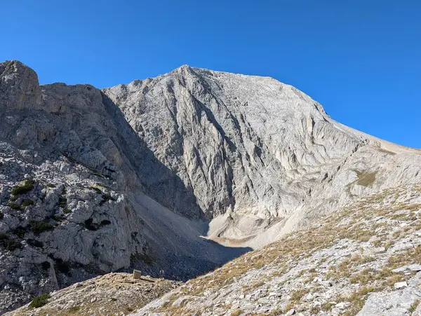 Arka planda güzel dağlar ve kayalar