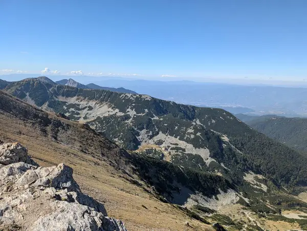Misala tepesinden, rila dağından, İspanya 'dan inanılmaz güzel bir dağ manzarası.