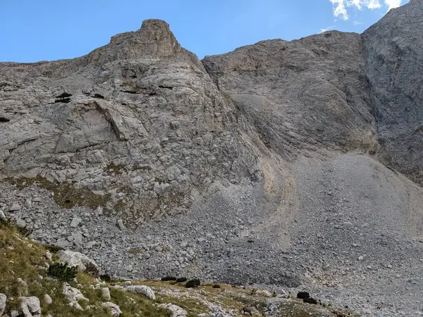 Dağları ve mavi gökyüzü olan güzel bir manzara.