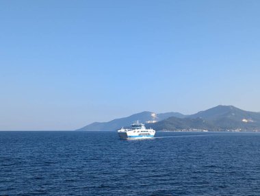 Denize ve dağlara bak.