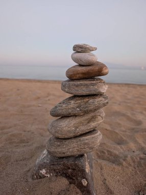 Sahilde taş piramidi