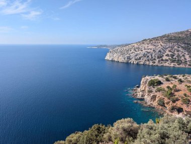 Kayalık kıyı ve deniz manzaralı güzel bir deniz manzarası. Beton, Yunan