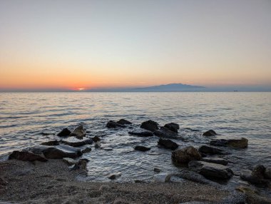 Denizin üzerinde güzel bir gün batımı