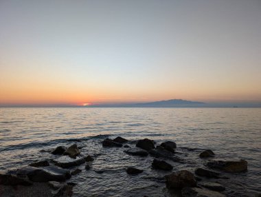 Denizin üzerinde gün batımı