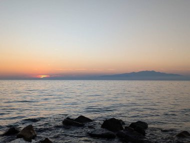 Denizin üzerinde gün batımının manzarası