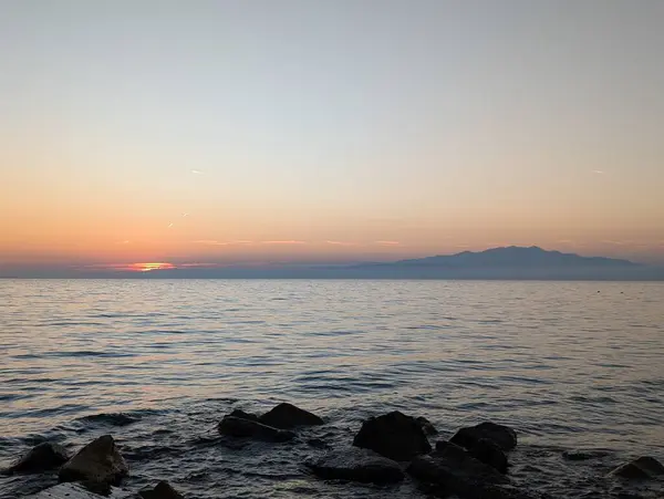 Denizin üzerinde gün batımının manzarası
