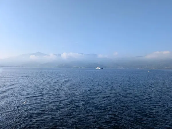 Denize ve dağlara bak.
