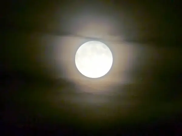 Bir gece gökyüzünde ay